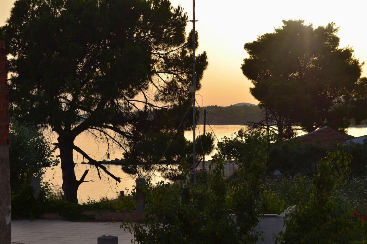 Lemon Beach Front Apartment, Nikiti Nikiti (Sithonia) Exterior foto